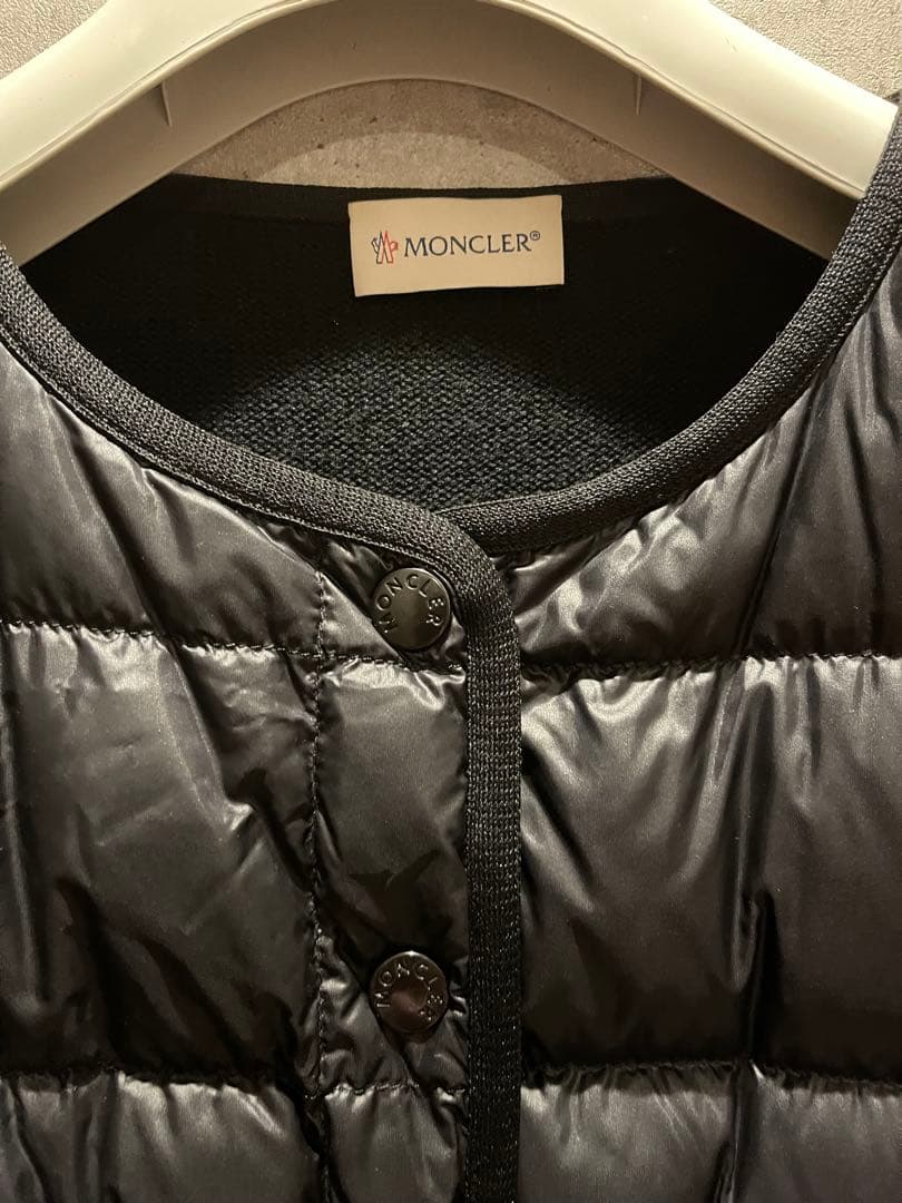 MONCLER スナップ ノーカラー ダウンカーディガン