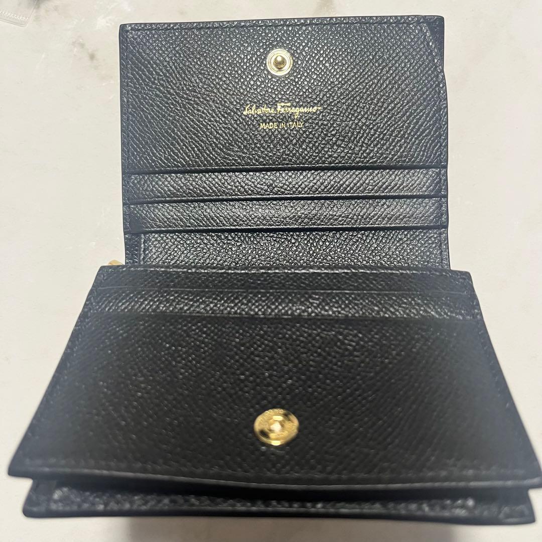 【最終値下げ】フェラガモ 二つ折り財布 新品未使用