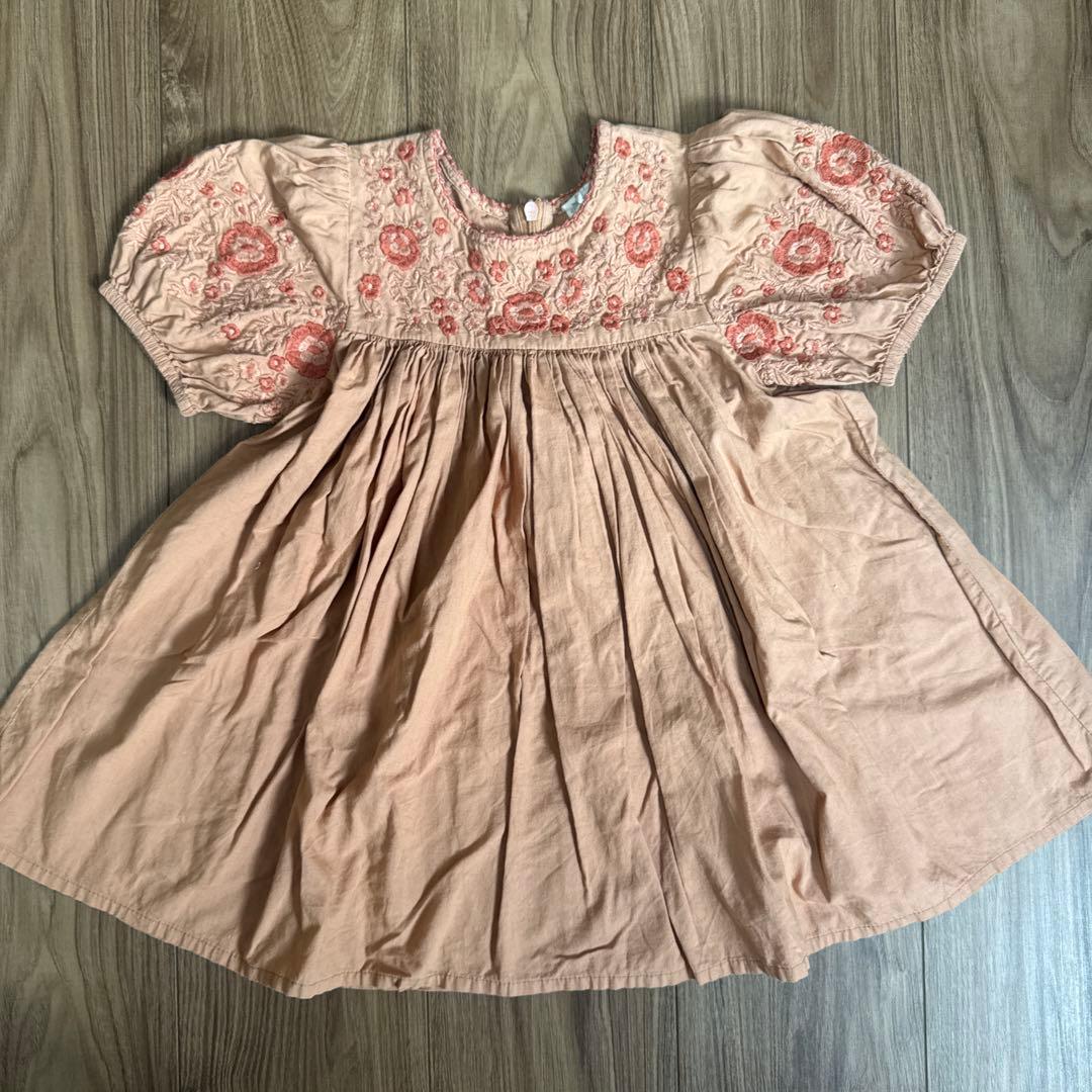 Apalina 刺繍入りベージュワンピース