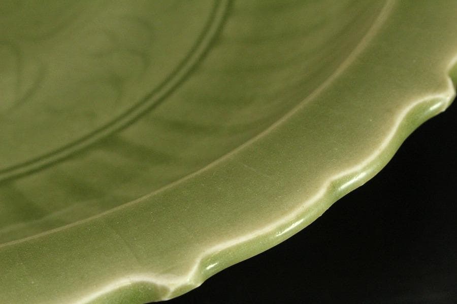 中国美術 青磁 刻草花紋 皿 φ42.5cm(ZE728)