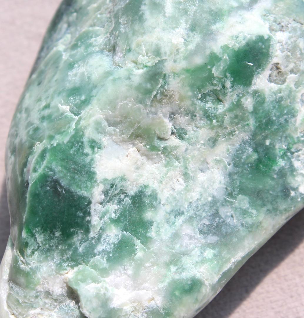 ［濃いめの緑］糸魚川翡翠 原石 131.5g