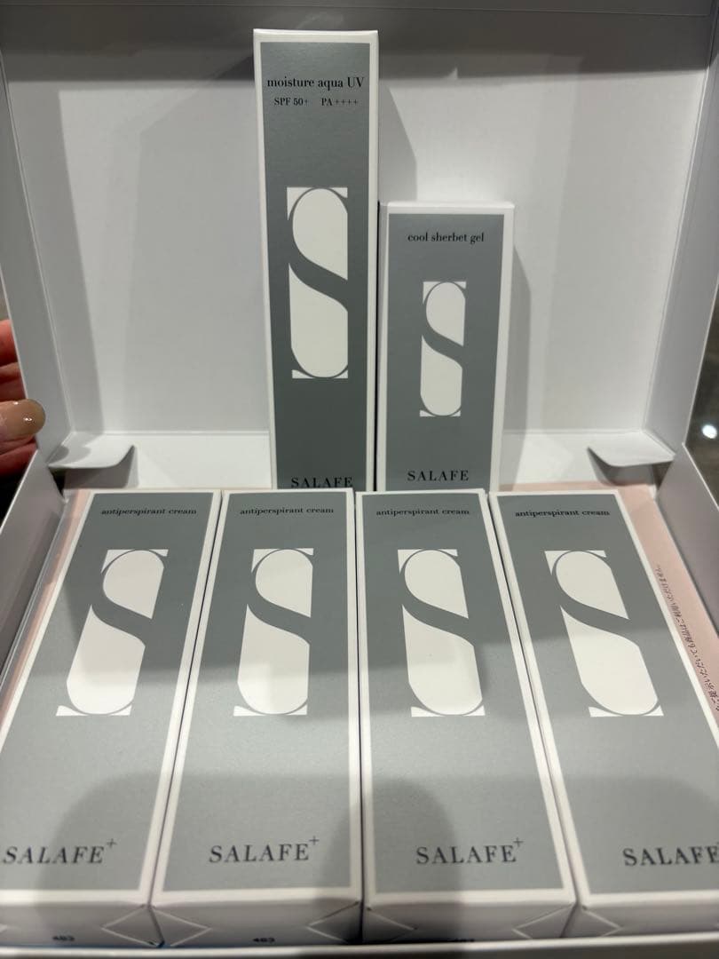 【最終値下げ中！】サラフェプラス30g4本+日焼け止め＋美容液ジェル