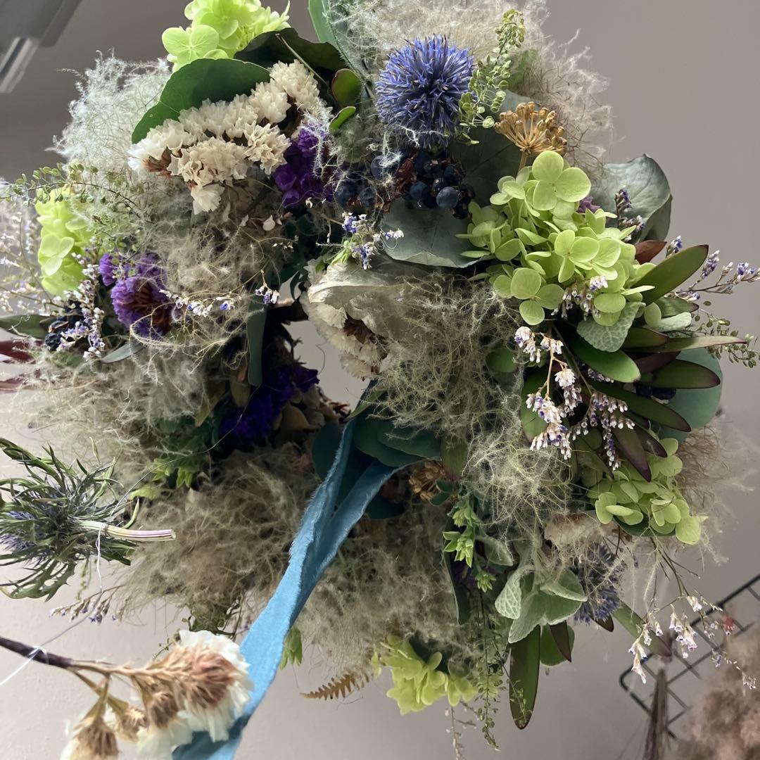 アナベルとルリタマアザミ、エリンジウムのフライングリース　リューカデンドロン