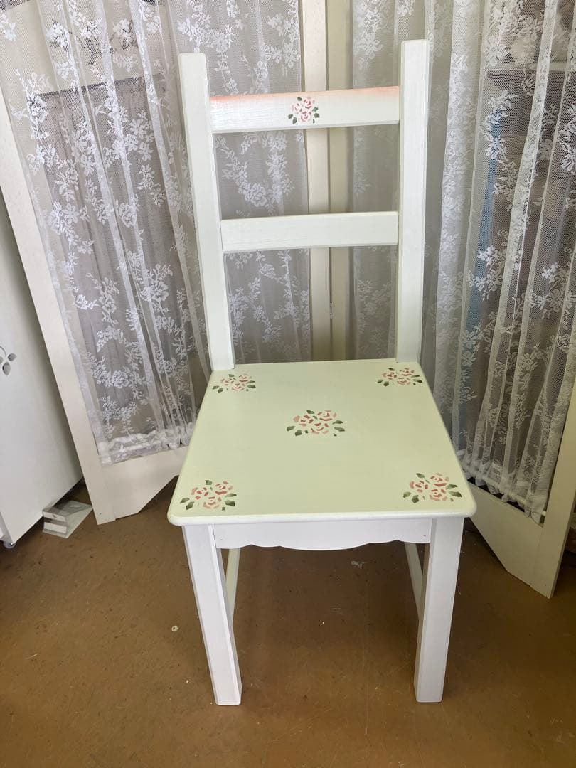 薔薇のステンシルの食卓椅子 デスク用、テーブル用サイズのチェア 木製 1人掛け