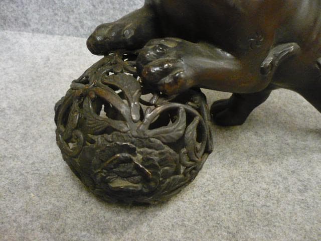 古銅玉獅子の置物 [B31640]
