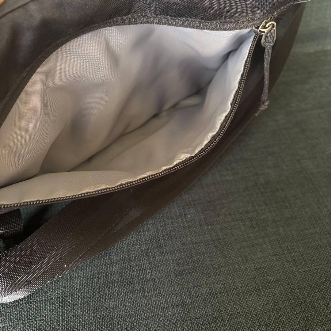 【美品】patagonia メッセンジャーバッグ