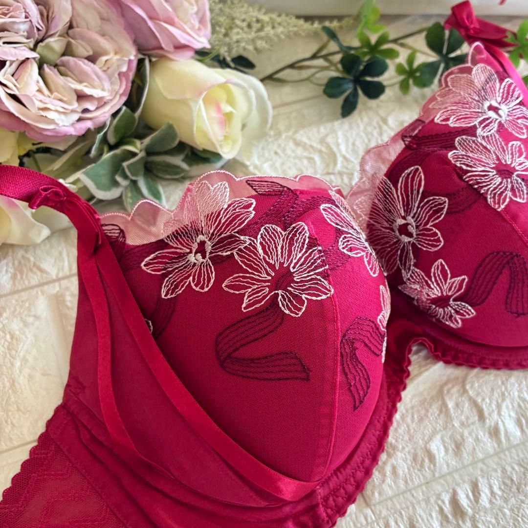 Triumph アモスタイルきゅっと寄せブラ 上下セットF65❣️レッド︎✿·͜·素敵