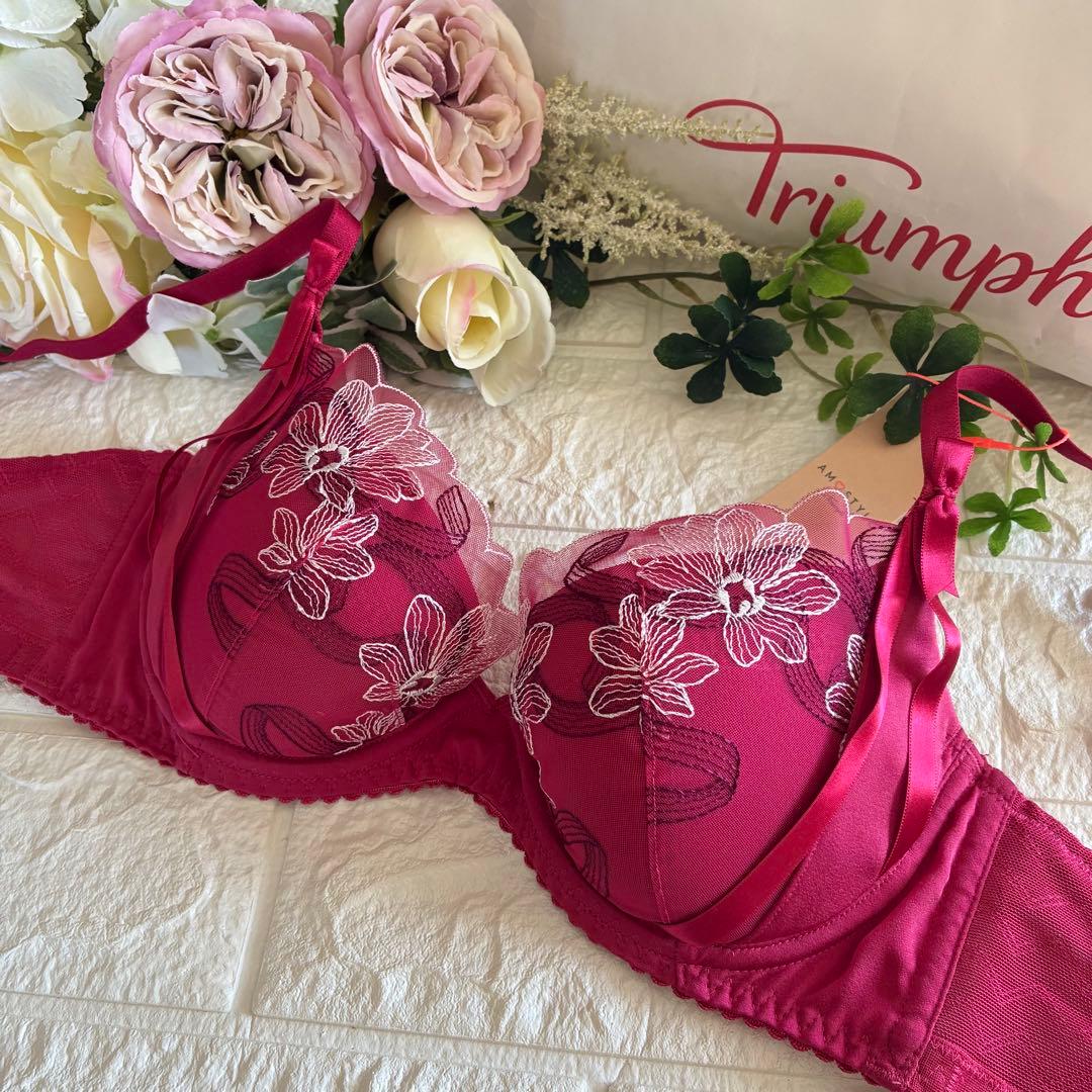 Triumph アモスタイルきゅっと寄せブラ 上下セットF65❣️レッド︎✿·͜·素敵