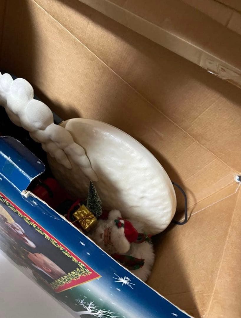 サンタクロースとトナカイの置物