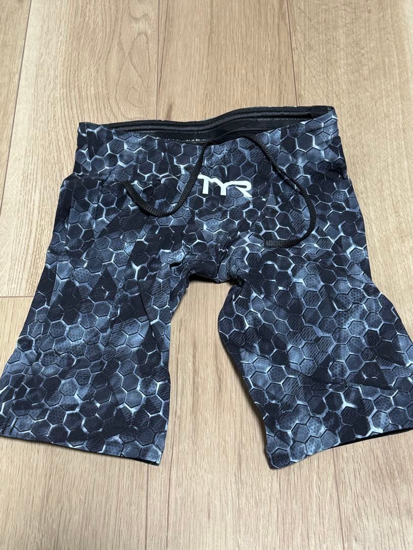 TYR 競泳水着 黒・グレー