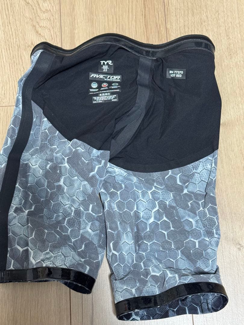 TYR 競泳水着 黒・グレー