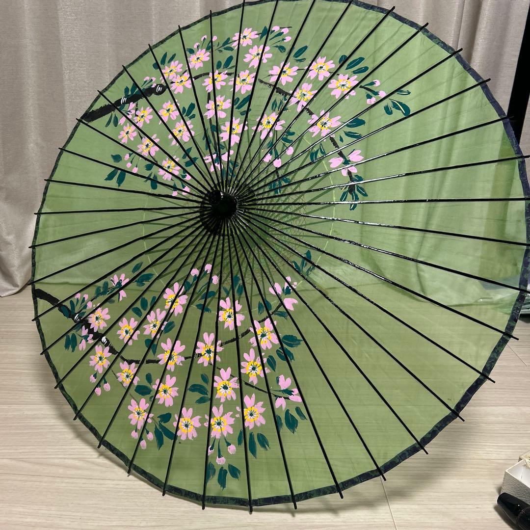 舞踊傘 絹緑色 花柄 黒い骨組み