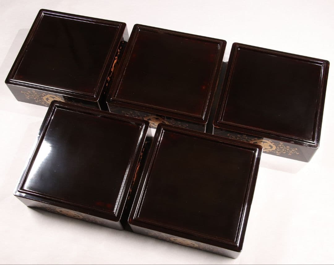 M486 輪島塗 八重門彦助 梅鉢家紋 蔦 宝尽くし金蒔絵 黒塗五段重 梨子地