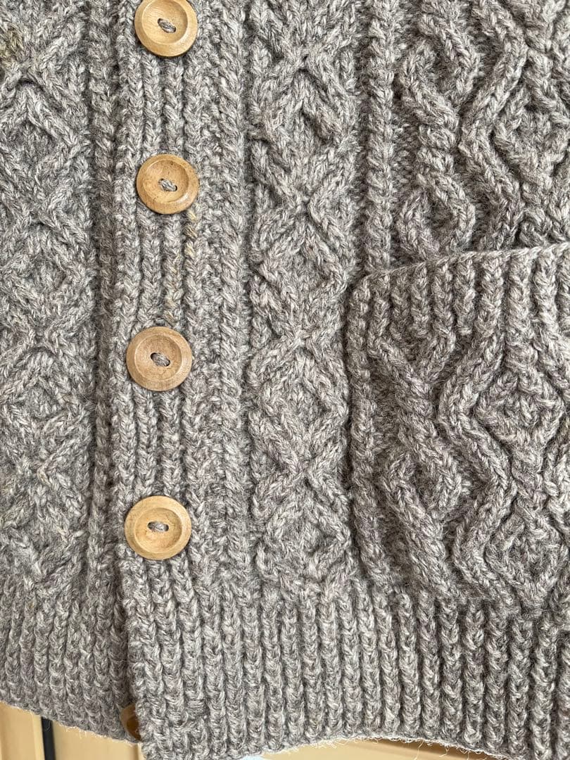 Inverallan ケーブル編みカーディガン グレー