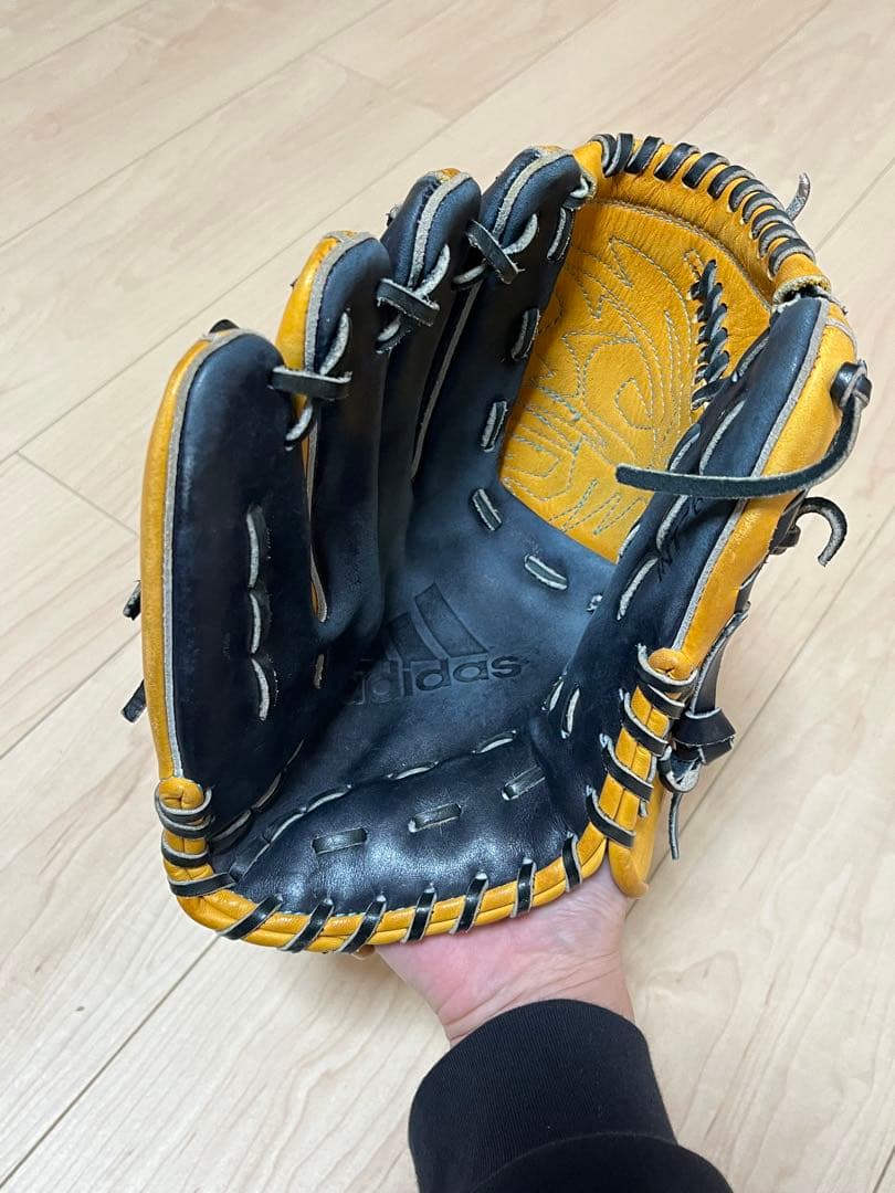 【左投げ】投手用軟式グローブ 【adidas】