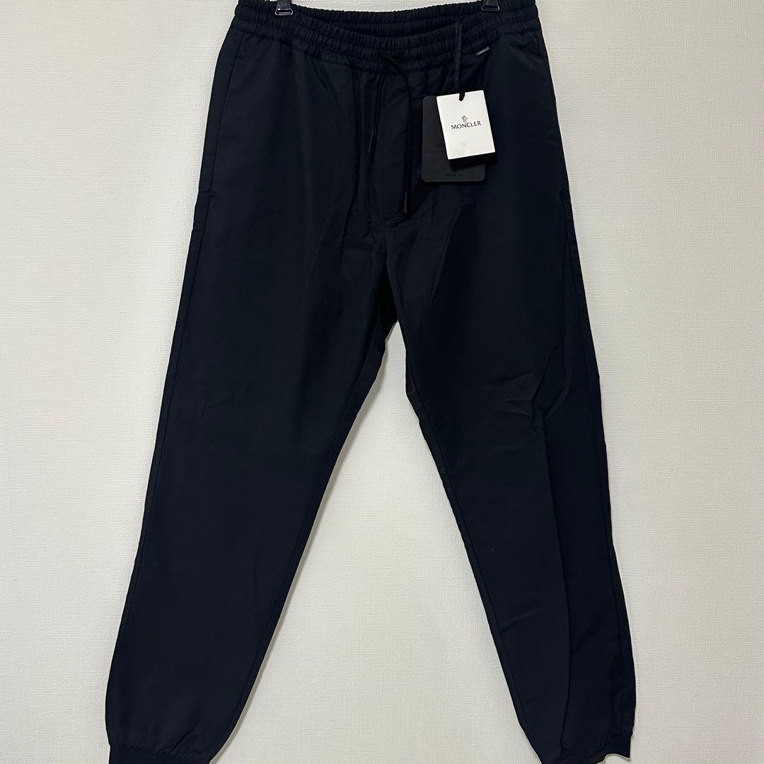 新品タグ付き MONCLER メンズ パンツ ブラック ロゴ