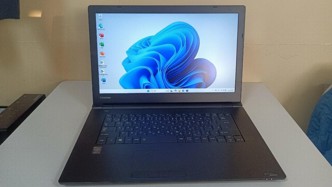 美品ノートパソコンTOSHIBA第五世代Core i5 SSD256メモリ16G