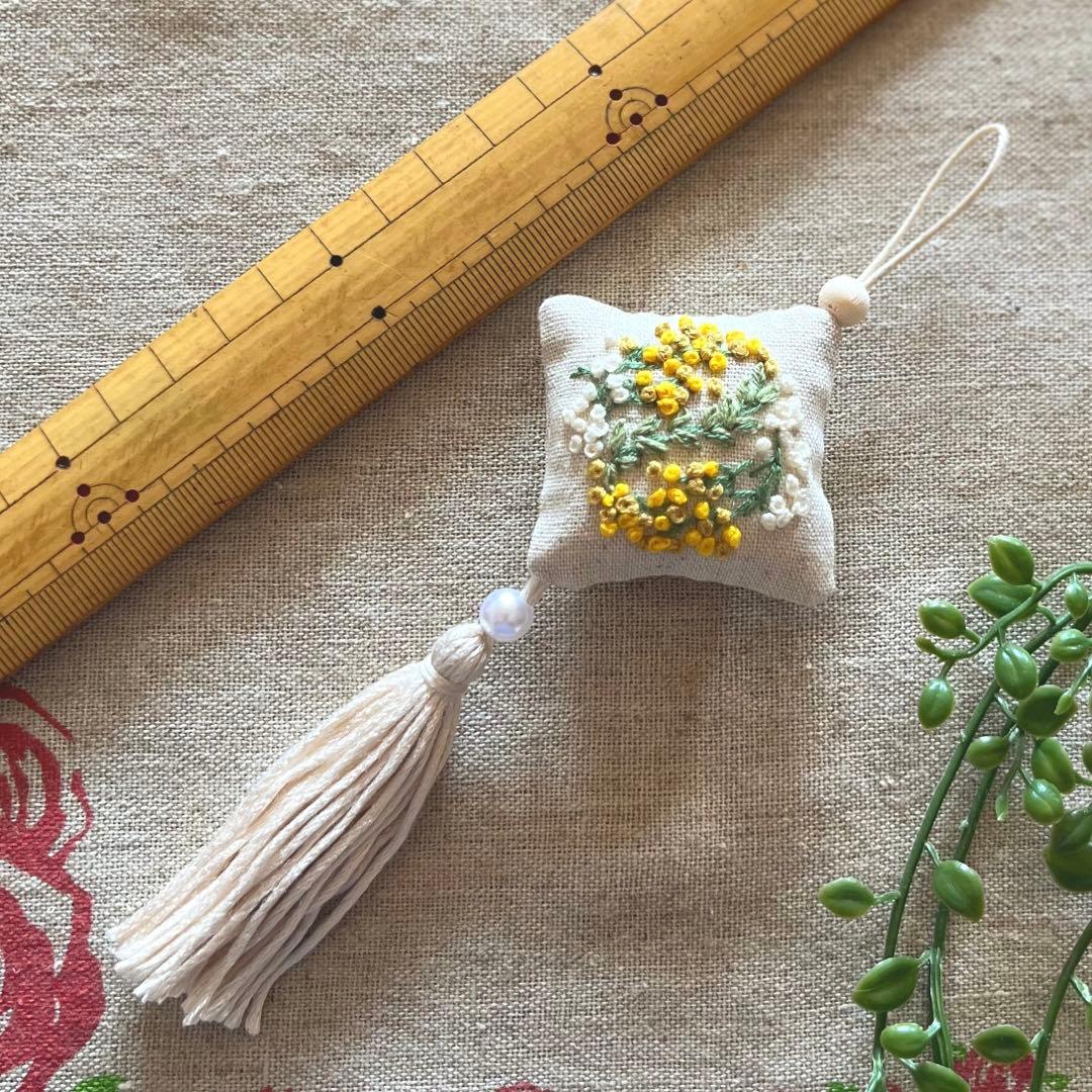 No.2304-48 タッセルスクエアサシェ 香り袋 ミモザのリース 黄色と白