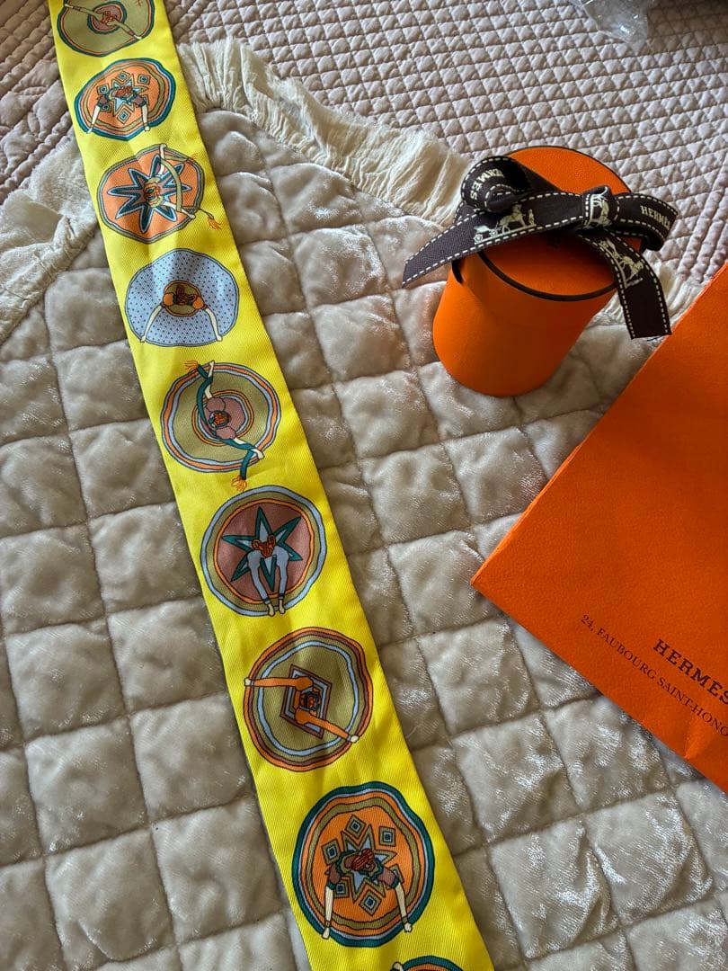 HERMES ツイリー　シルク100% イエロ幾何学模様