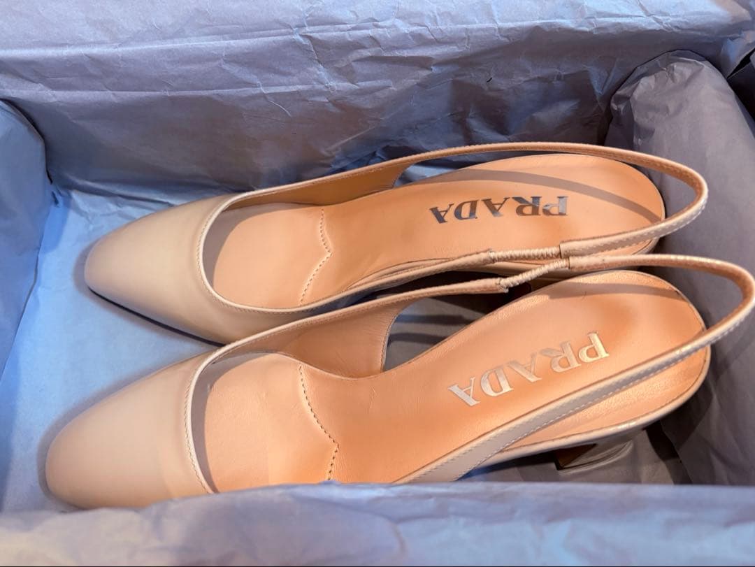 【新品未使用】PRADA パンプス　白