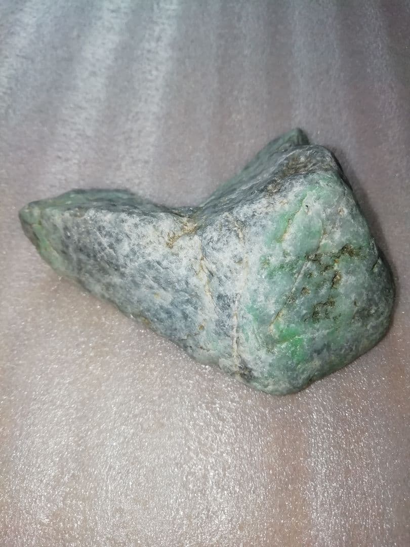 天然石　糸魚川　翡翠原石　213g