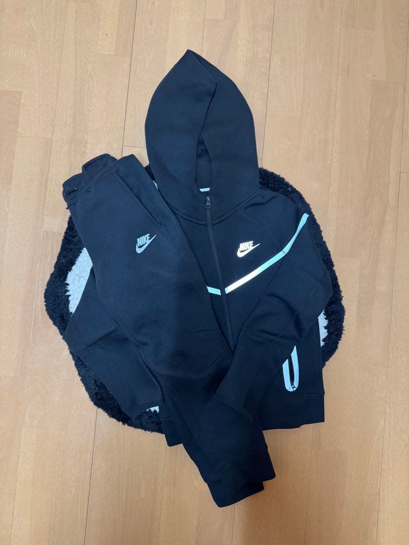 Nike 光るテックフリース　早い者勝ち‼️