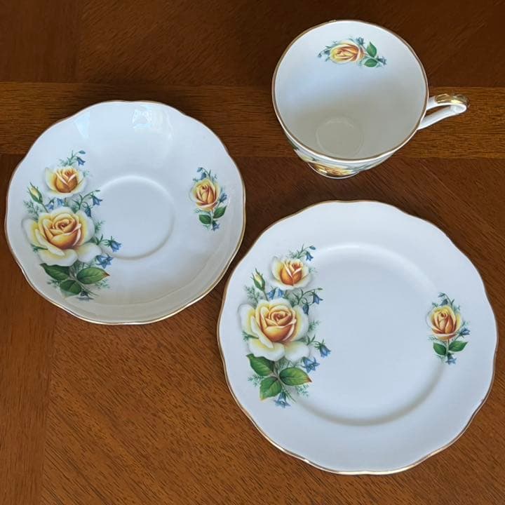 【英国ビンテージ】クィーンアン★黄色のイングリッシュローズ★トリオ（少し貫入）