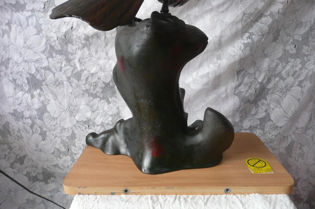 金属製、鷹鳥の置物