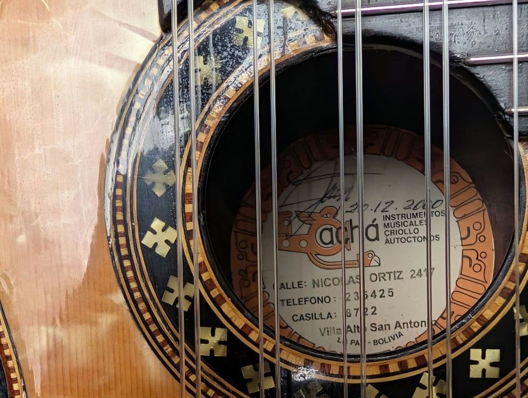 アチャ製チャランゴ