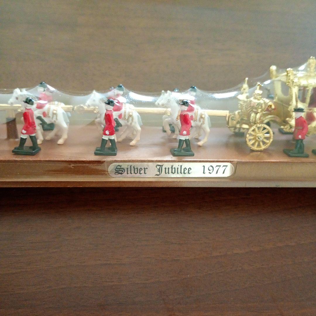 エリザベス女王　シルバージュビリー　馬車　パレード　イギリス王室