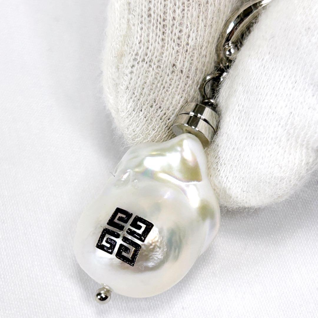 ジバンシー　givenchy 変形パール　ピアス　4G柄　ホワイト