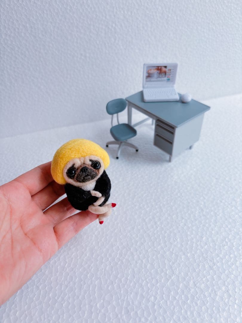 羊毛フェルトパグちゃんキャリアウーマン