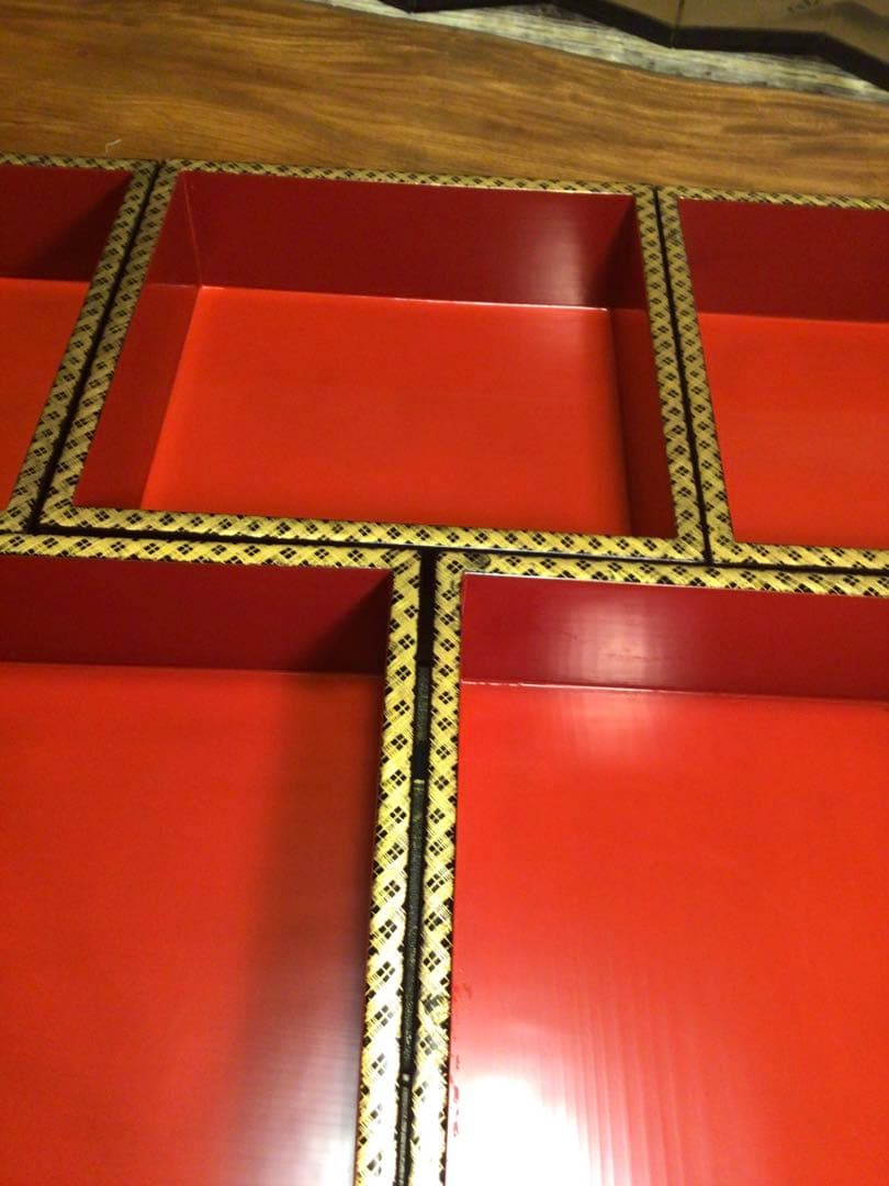 【特別出品】木製輪島塗　沈金　菊に桐紋様　片身代わり台付　５段重