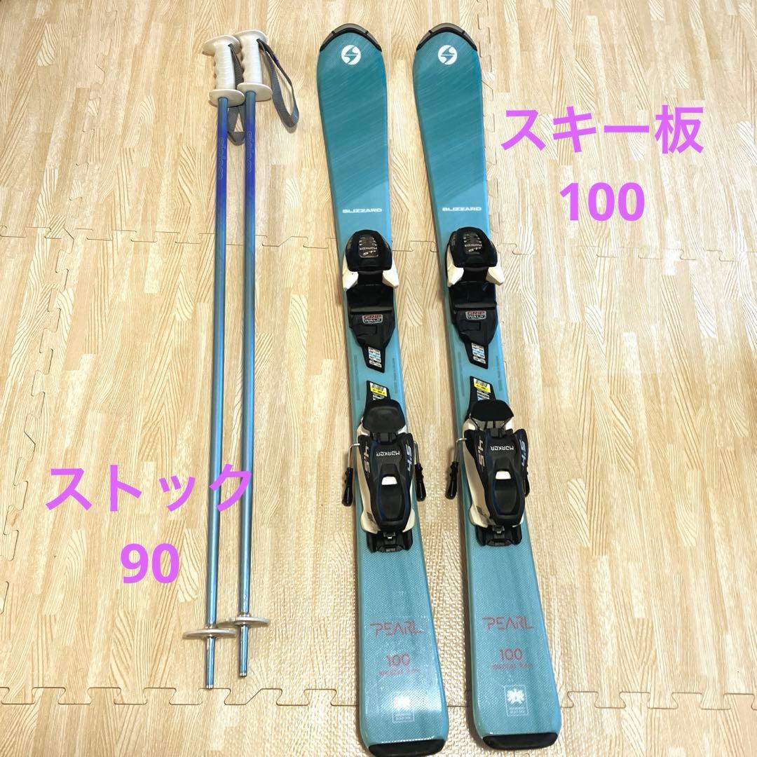 スキー板とストックのセット