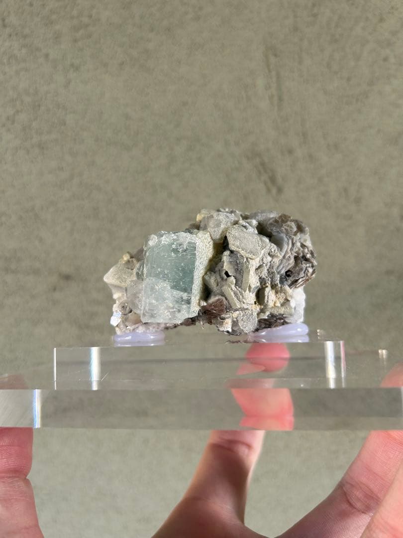 透明鉱石 アクリル台座付き 原石