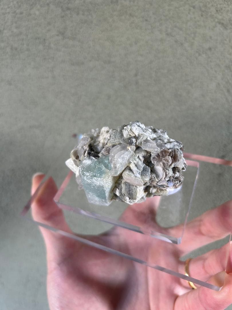 透明鉱石 アクリル台座付き 原石