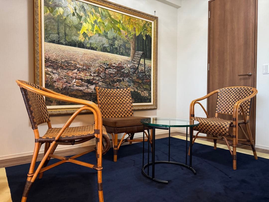 円形ガラスのサイドテーブル（黒フレーム）