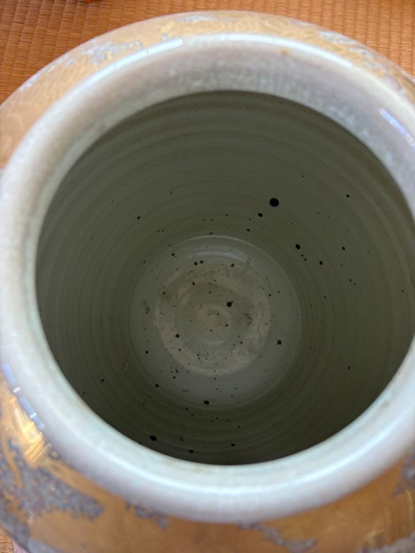 金色と銀色の装飾陶器花瓶