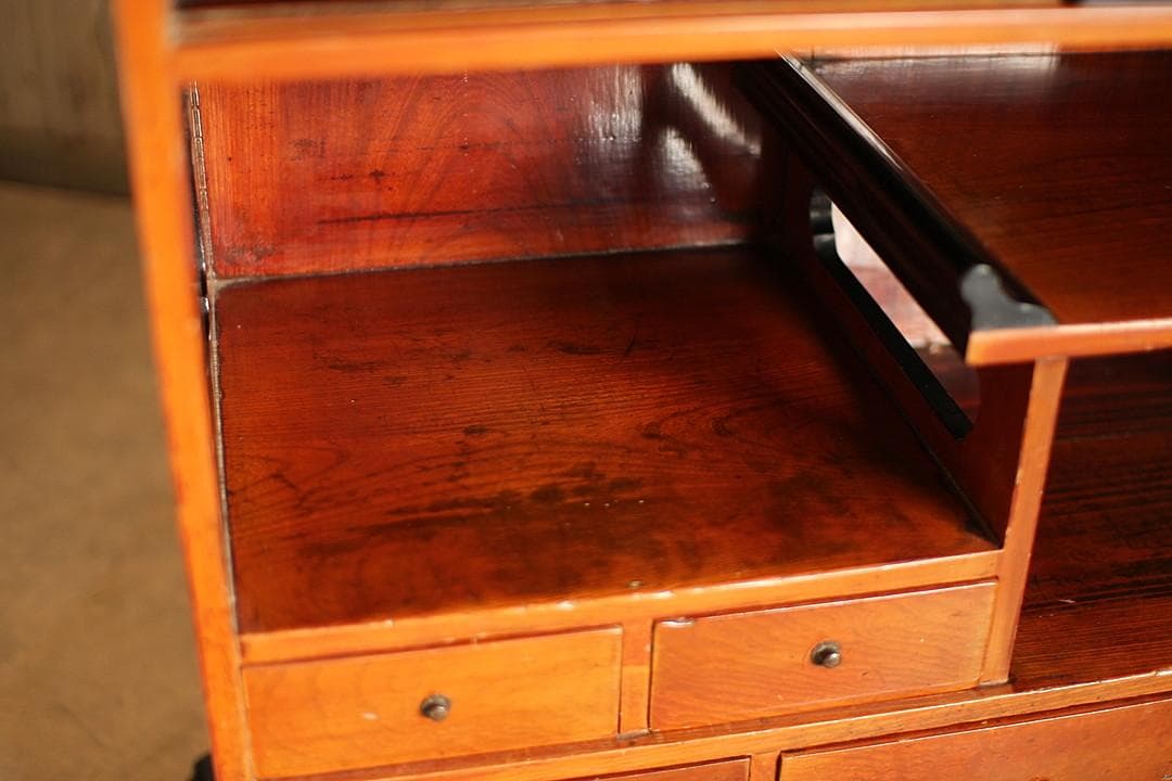 古い木製の茶箪笥　収納棚　小引き出し7杯