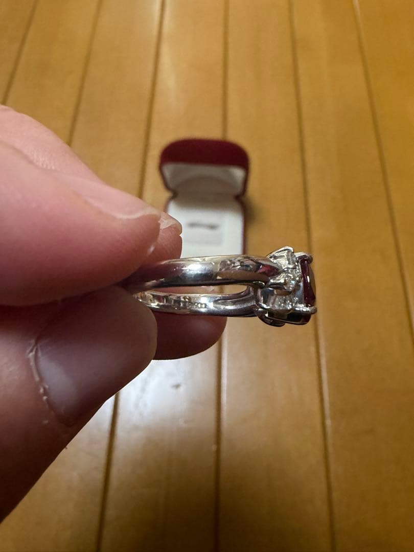 ルビー色 ストーン付きリング pt900