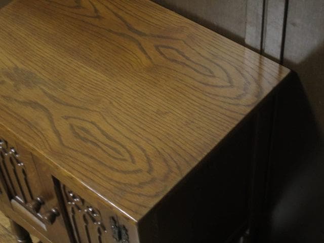 英国 クラシック サイドキャビネット 木彫刻 オーク サイドテーブル