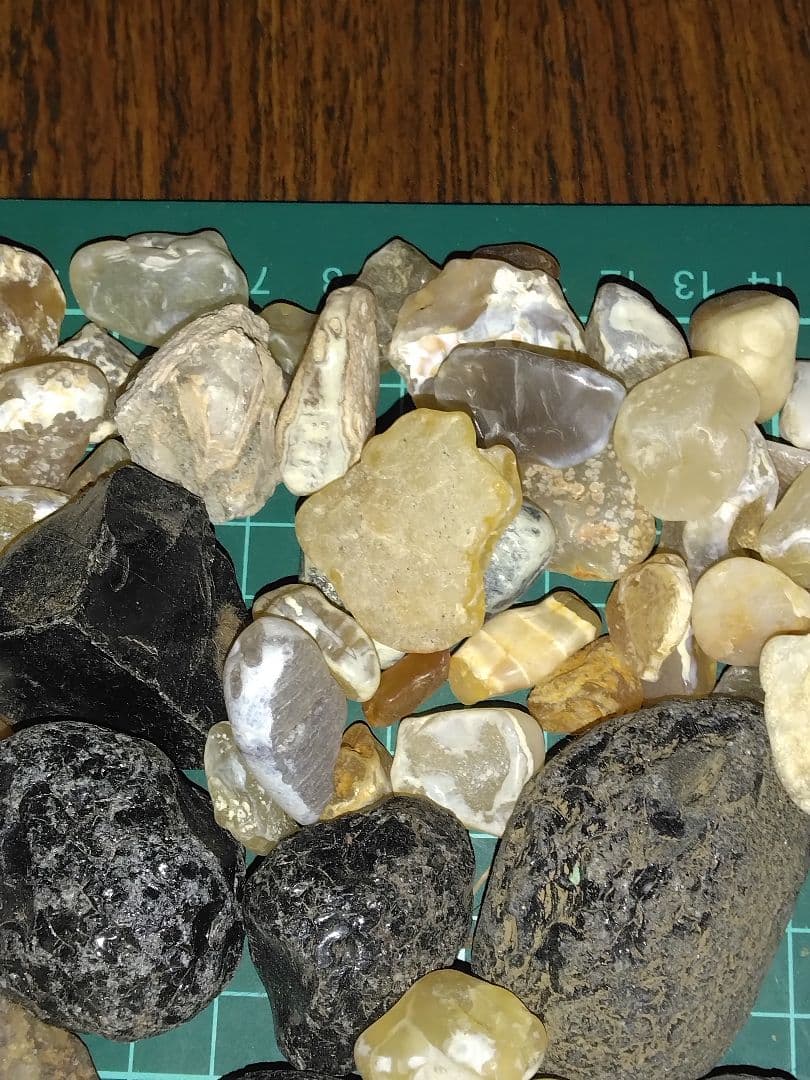 北海道産鉱物標本　鉱物　瑪瑙　稲倉石　原石　宝石　天然石　A8