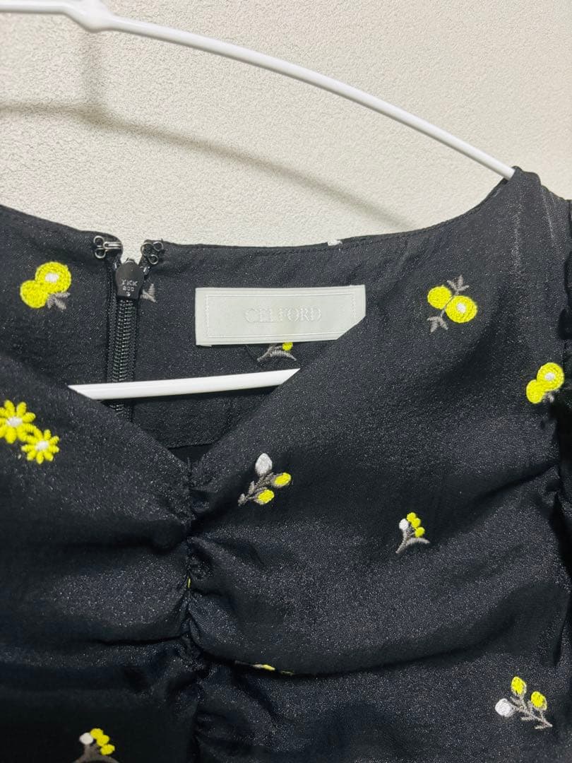 セルフォード　小花刺繍ペプラムブラウス