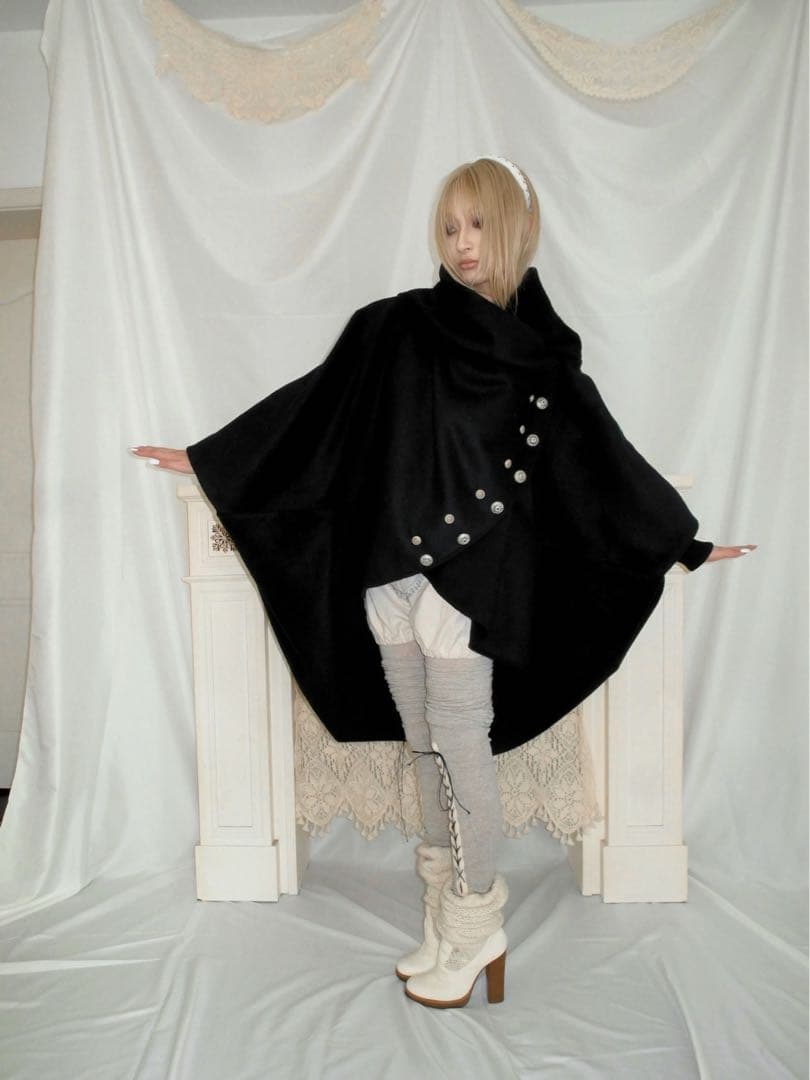 Castle黒ボタン付きオーバーサイズケープ