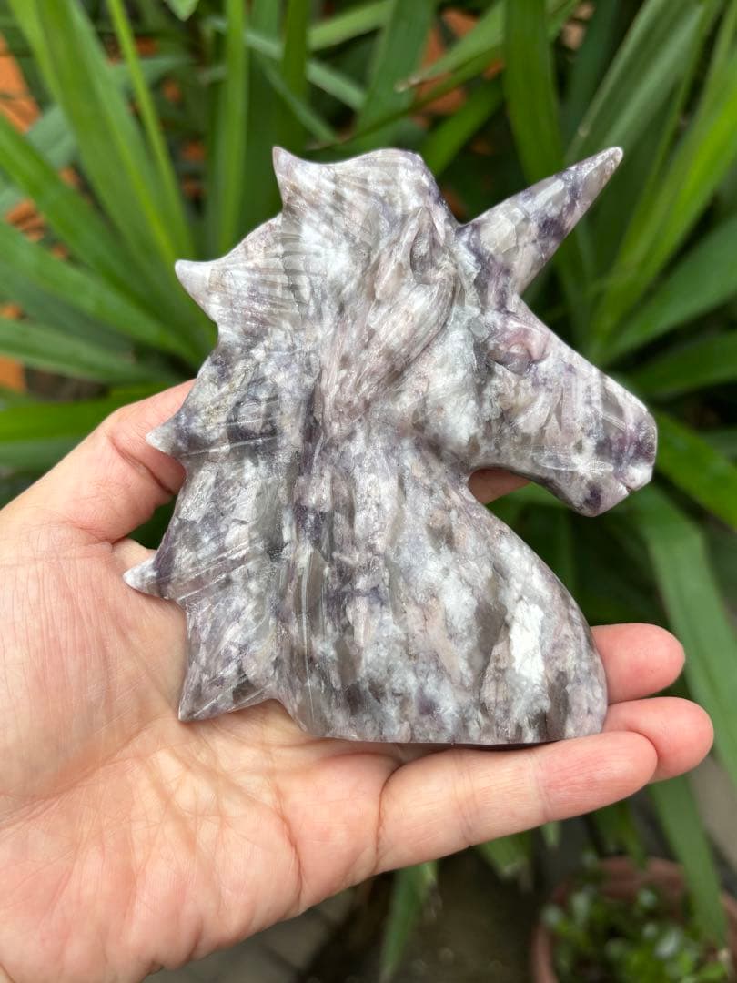 梅花トルマリン　ユニコーンのカービング　436g この石のカービングはレア