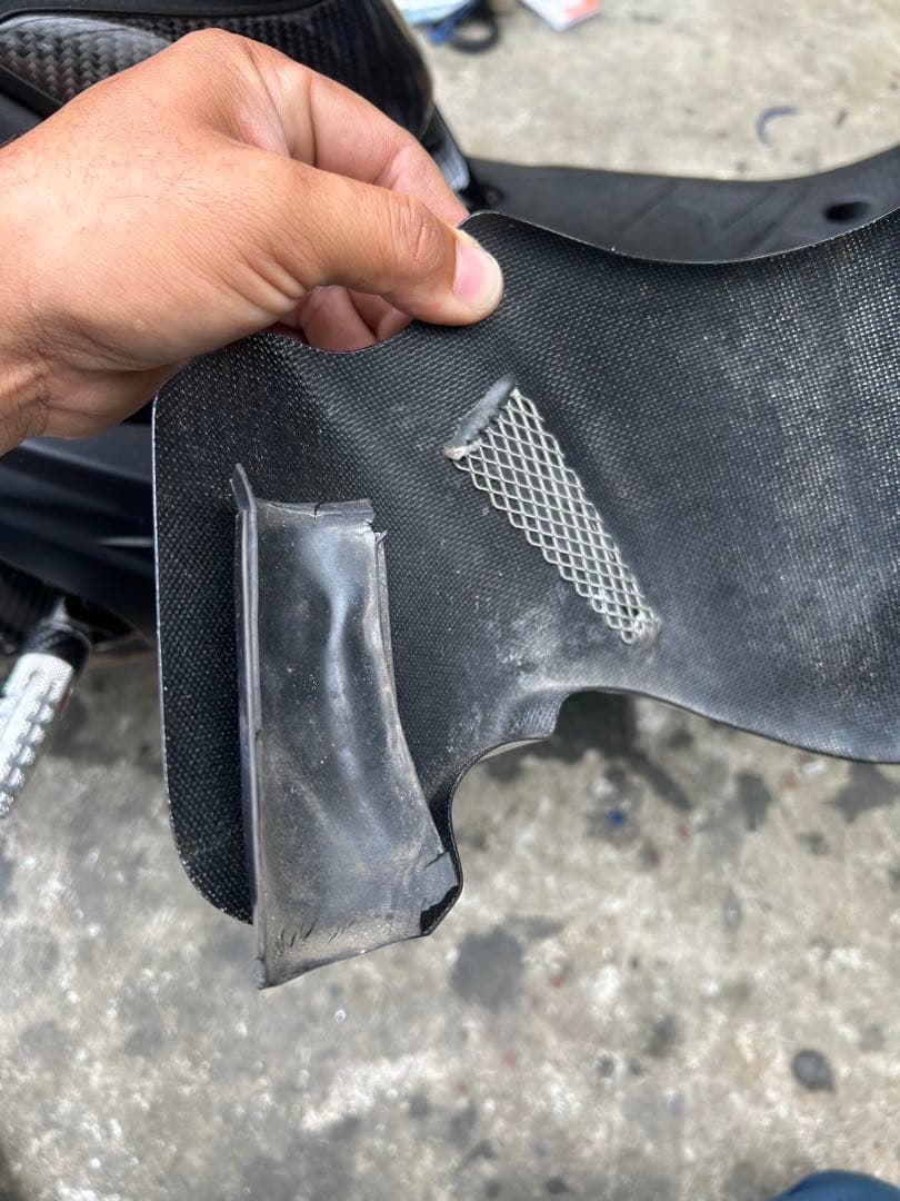 沖縄からアドレスＶ１２５シリーズ用カーボンフロントフェンダー油漢？