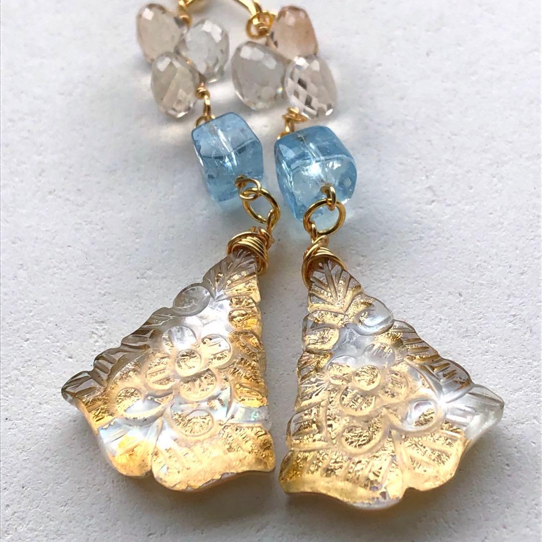 天然石ファンシーシェイプフラワーカービングのピアス14kgf