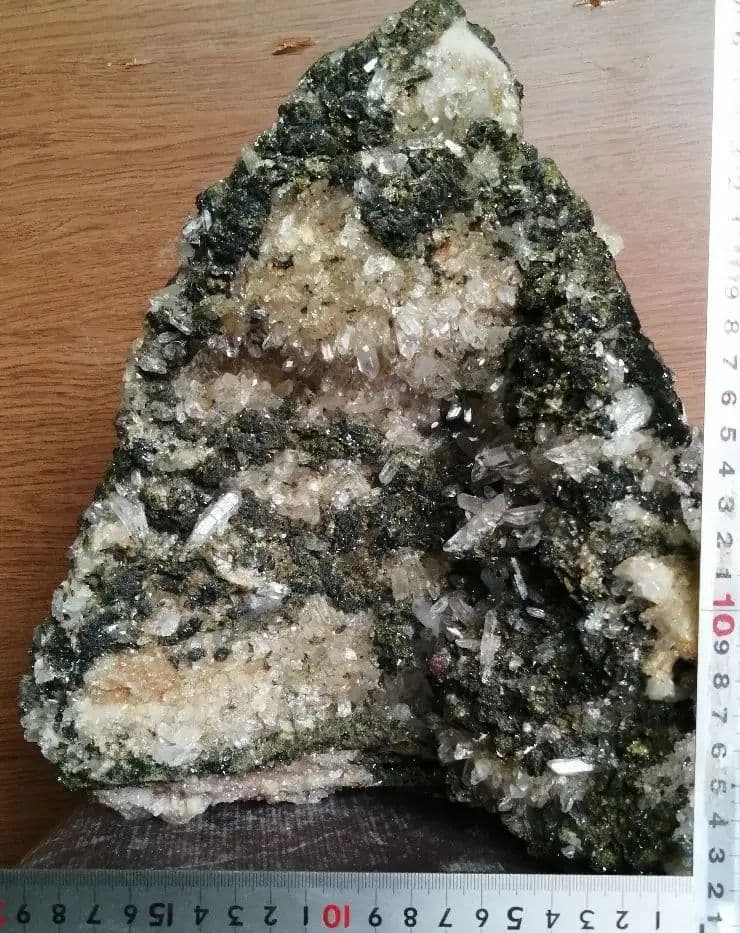 水晶 エピドート 共生クラスター（グリーントルマリン）9.7kーtot028