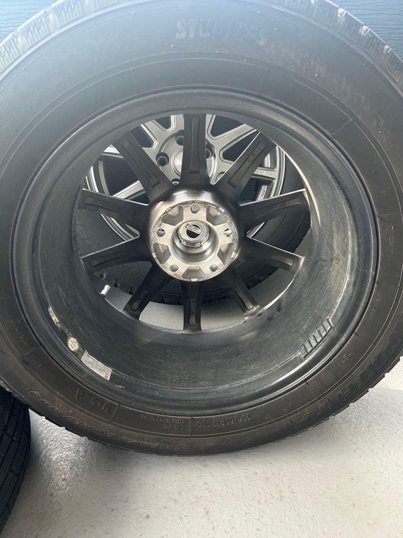 225/60R17 99Q スタッドレスタイヤ中古品　送料込み