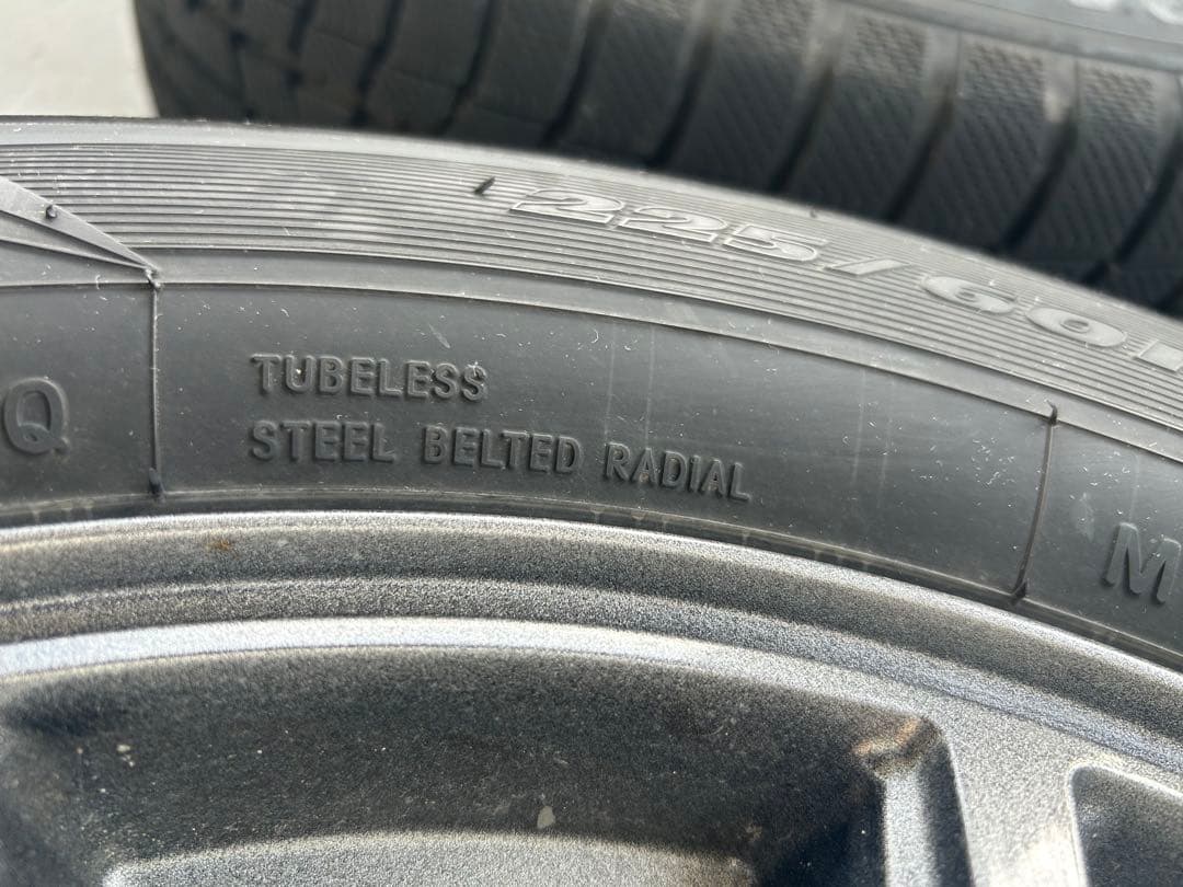 225/60R17 99Q スタッドレスタイヤ中古品　送料込み